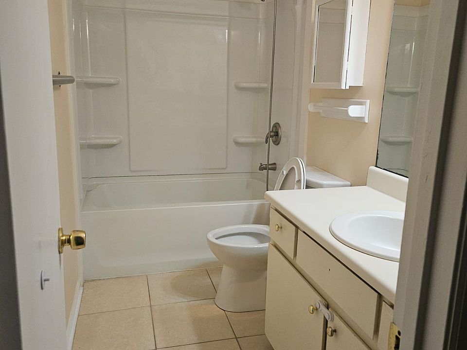 1st image of 900 Lanier Blvd APT 9