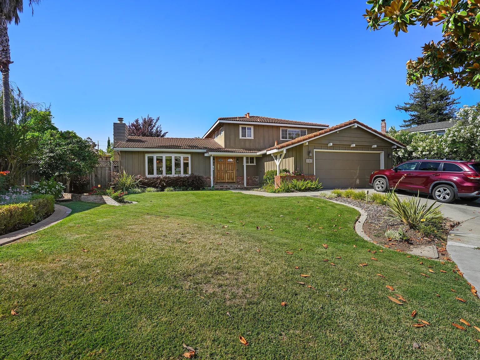 4 bed, 3.0 bath, 2595 sqft, $8,195 — Photo 1