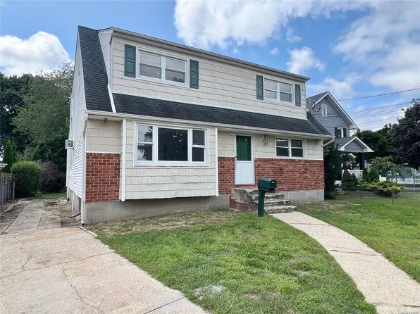 52 Clinton Avenue, Farmingdale, NY 11735