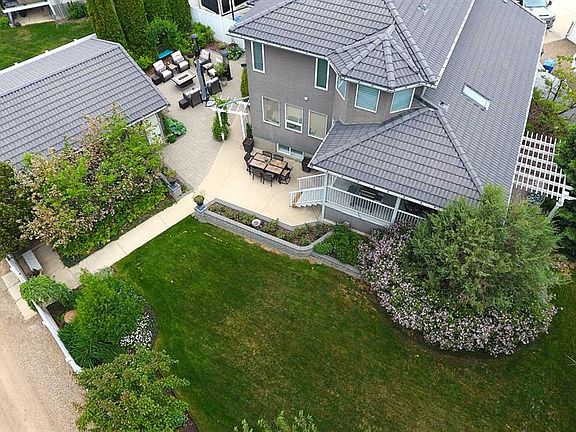 3rd image of 447 Spruce Way N