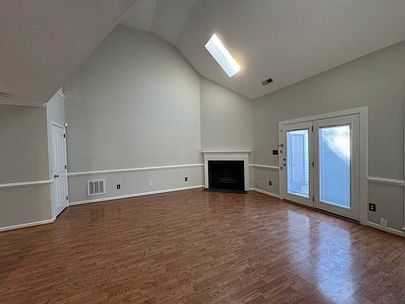 3rd image of 174 Wellesley Dr