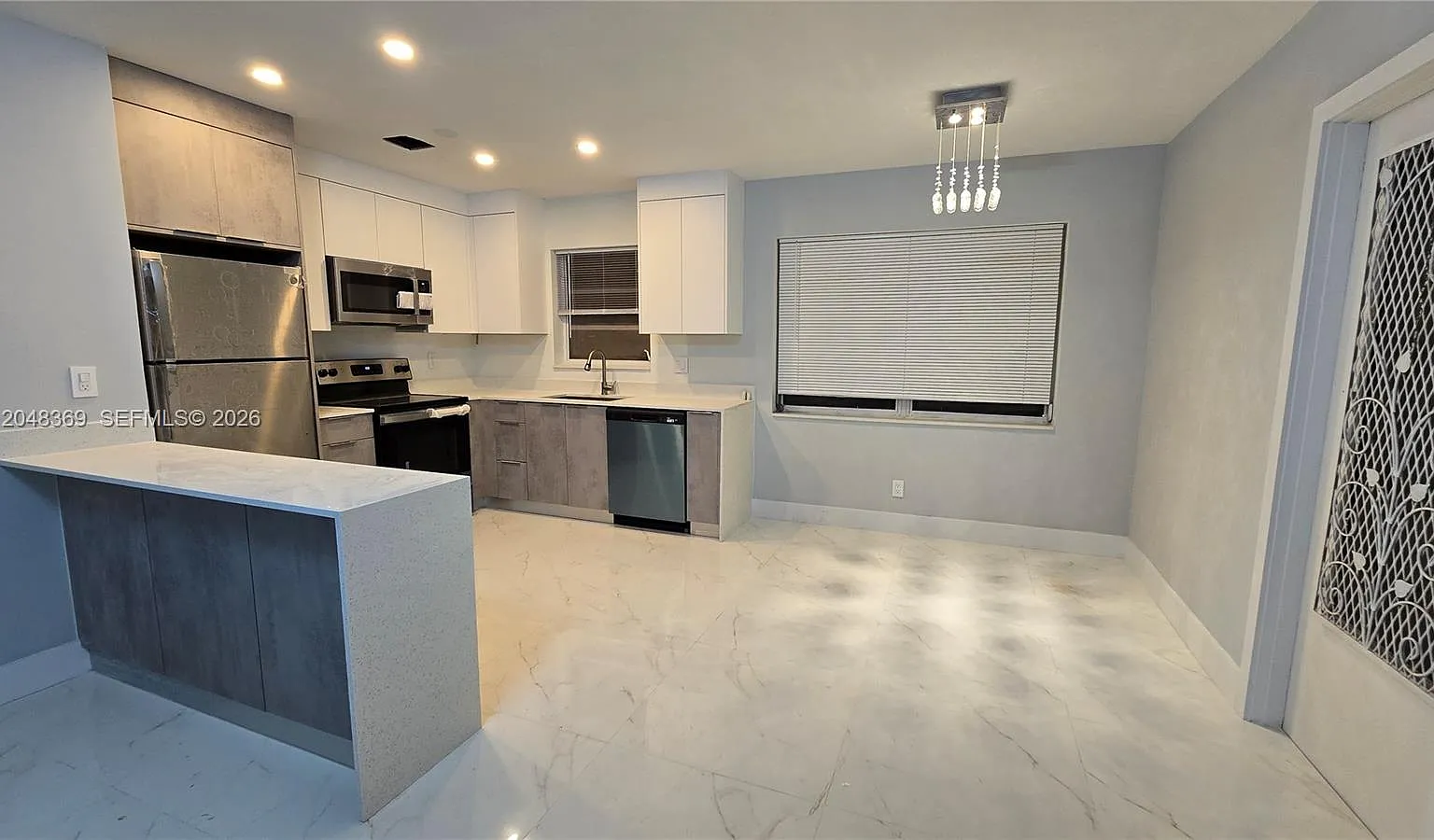 Royal Terrace Condominium — Photo 3