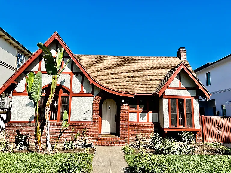 312 N Palm Dr — Photo 1