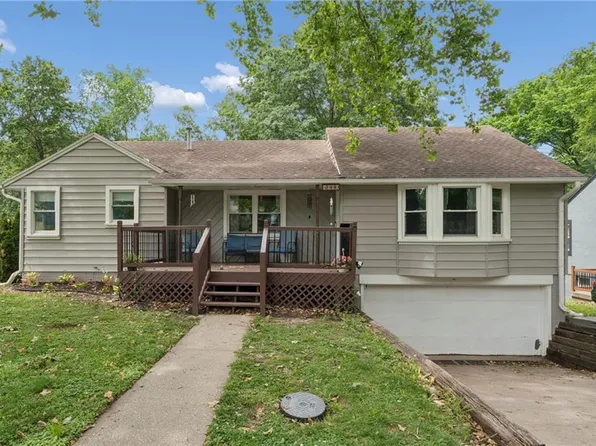 4900 NE Park Ln, Kansas City, MO 64118