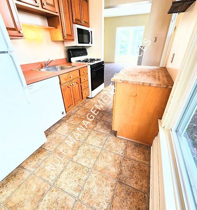 1st image of 613 Ivy St Floor 1