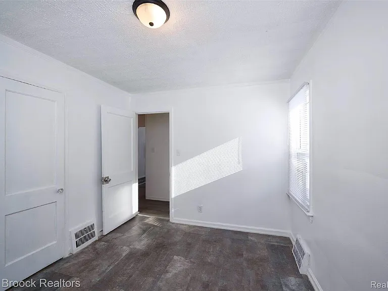 20059 Bloom St — Photo 14