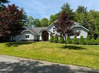 109 Winding Wall Dr, Hawley, PA 18428