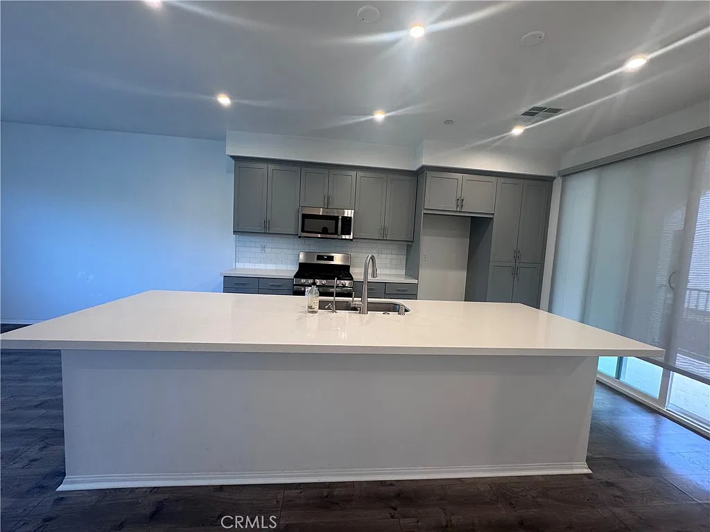 3 bed, 2.5 bath, 1553 sqft, $3,050 — Photo 4