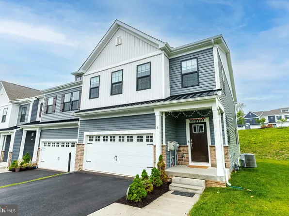 9 Rose Hill Way, Aston, PA 19014