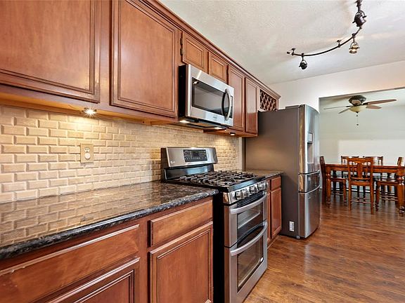 Here is a better view of the double oven with gas cooktop and the awesome Samsung refrigerator that stays.