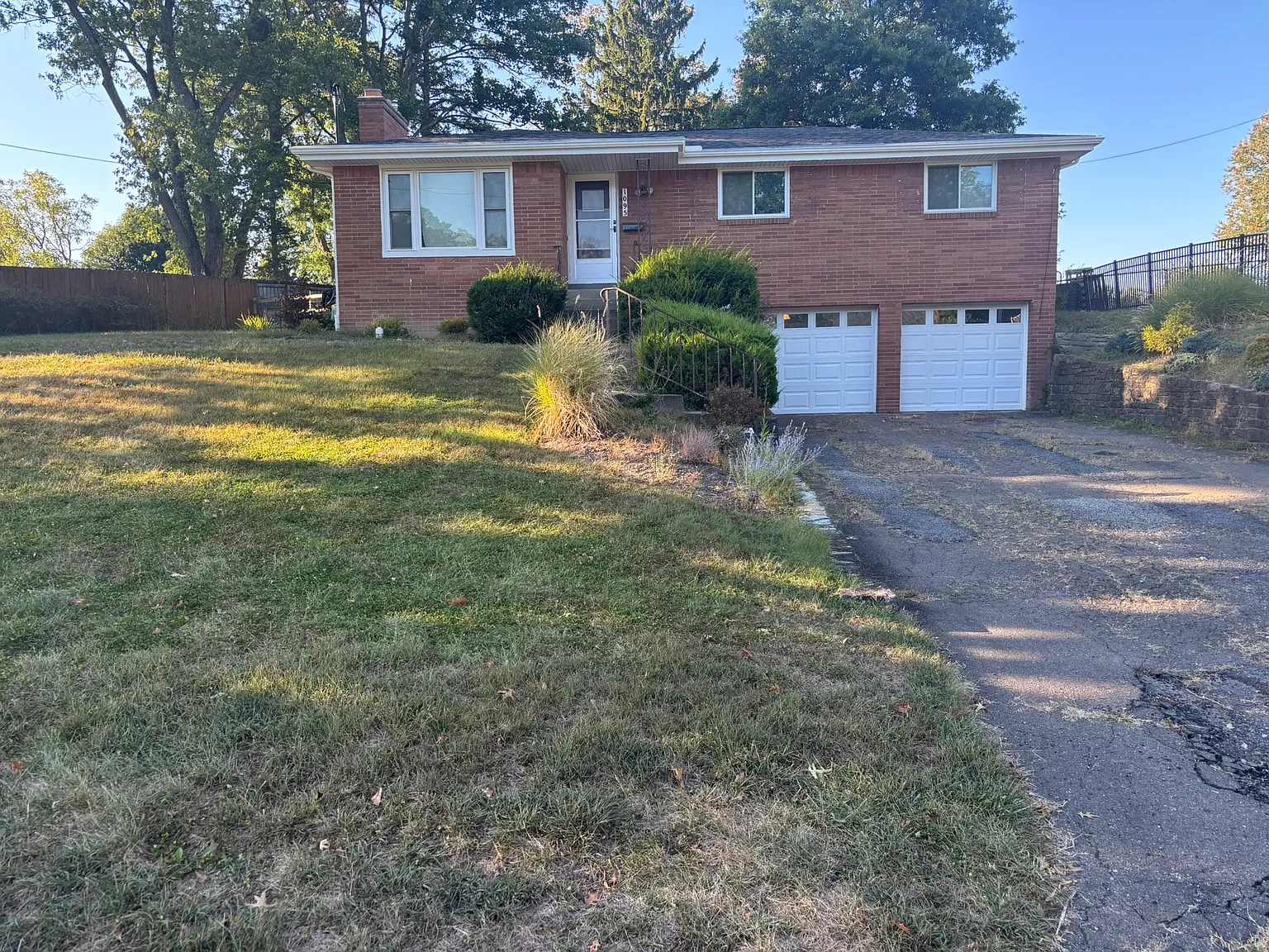 1095 Sarah St photo 1