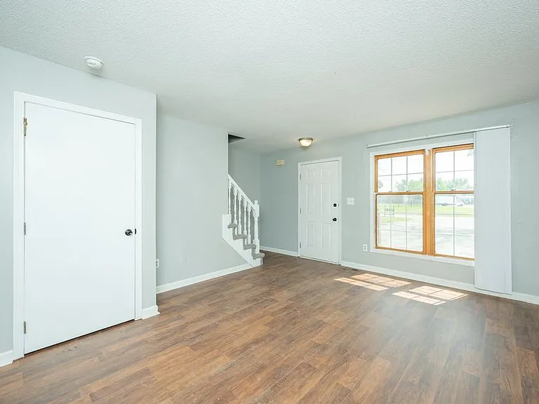675 Ashworth Dr — Photo 2