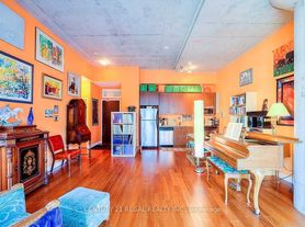 201 Carlaw Ave
