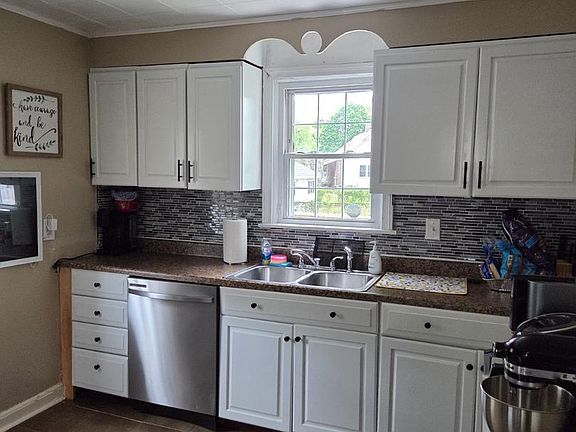 3rd image of 174 Chestnut St