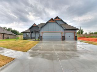 5113 Hambletonian Ln, Mustang, OK 73064