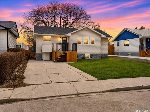 737 Vaughan STREET, Moose Jaw, SK S6H 5N4