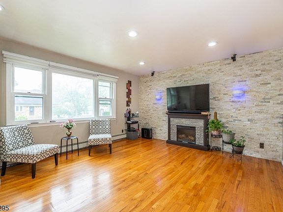3rd image of 34 Meadow Ln