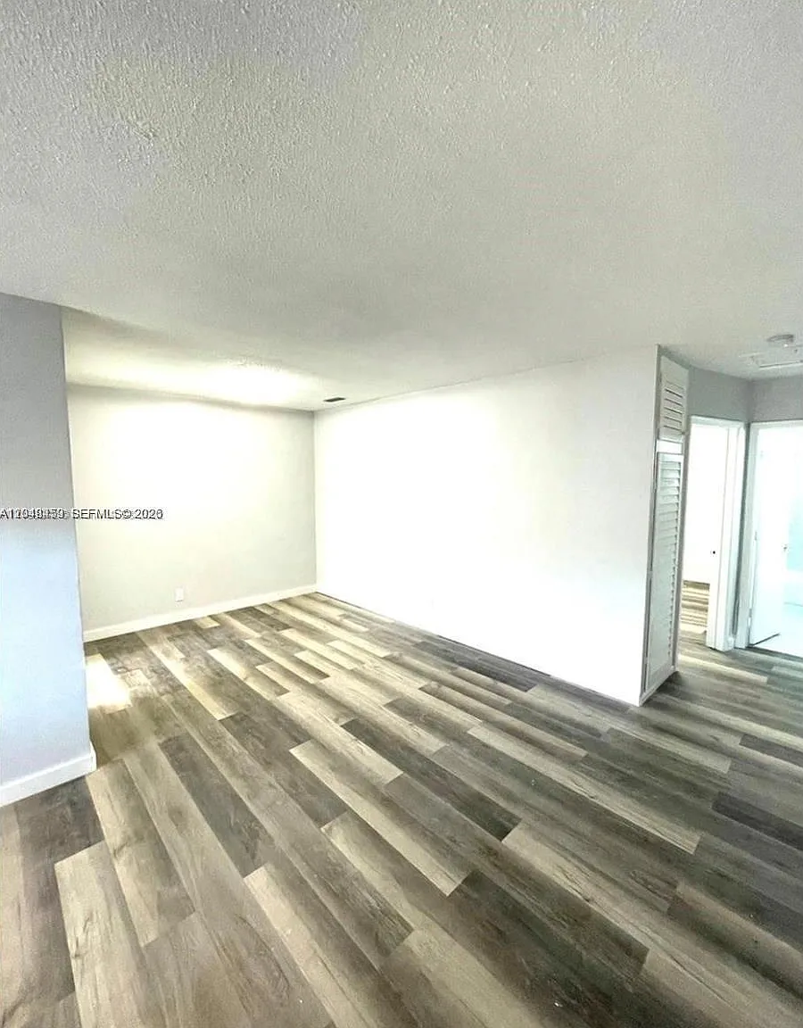 Town & Country Apts Condo — Photo 4