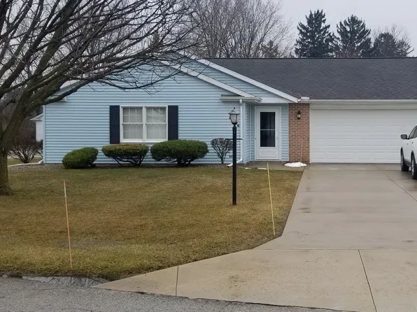 140 Cottage Grove Dr, Fremont, OH 43420