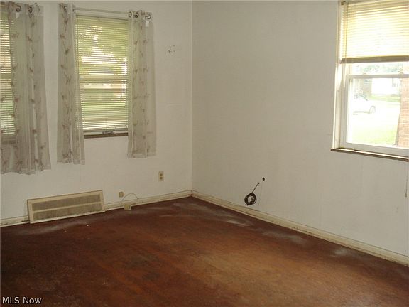 5th image of 21050 Crystal Ave