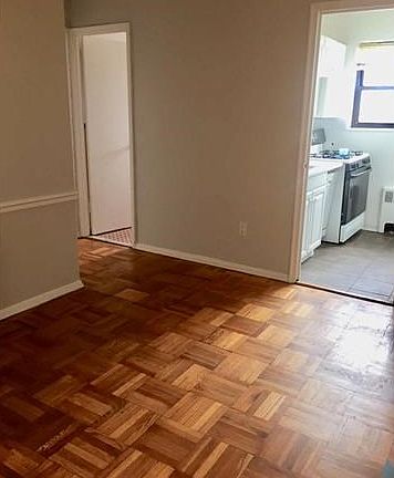 LARGE ENTRYWAY/ FOYER