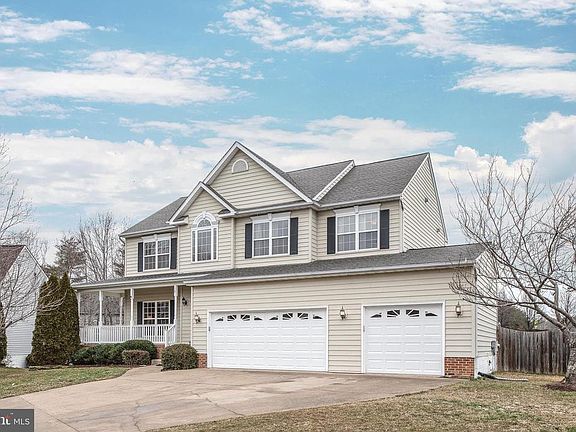 Three car garage, cul-de-sac,sidewalks