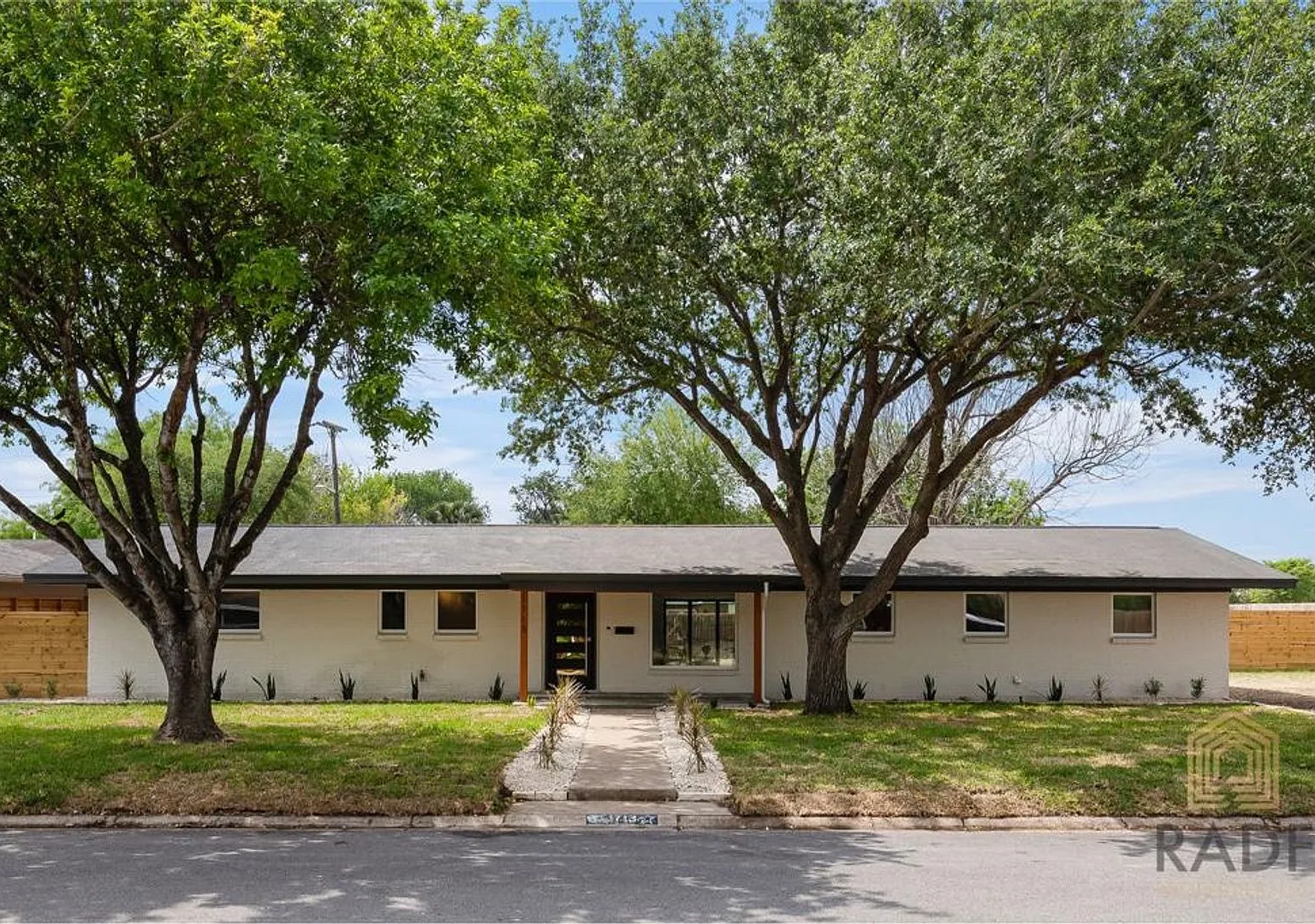 Spacious 4 Bed 3 Bath Home For Rent — Photo 1