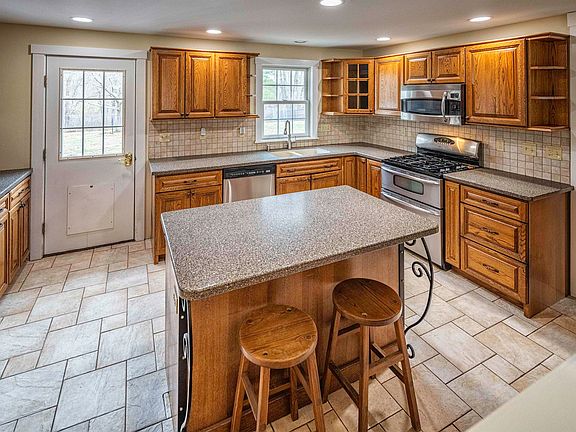 5th image of 173 Chestnut Hill Road