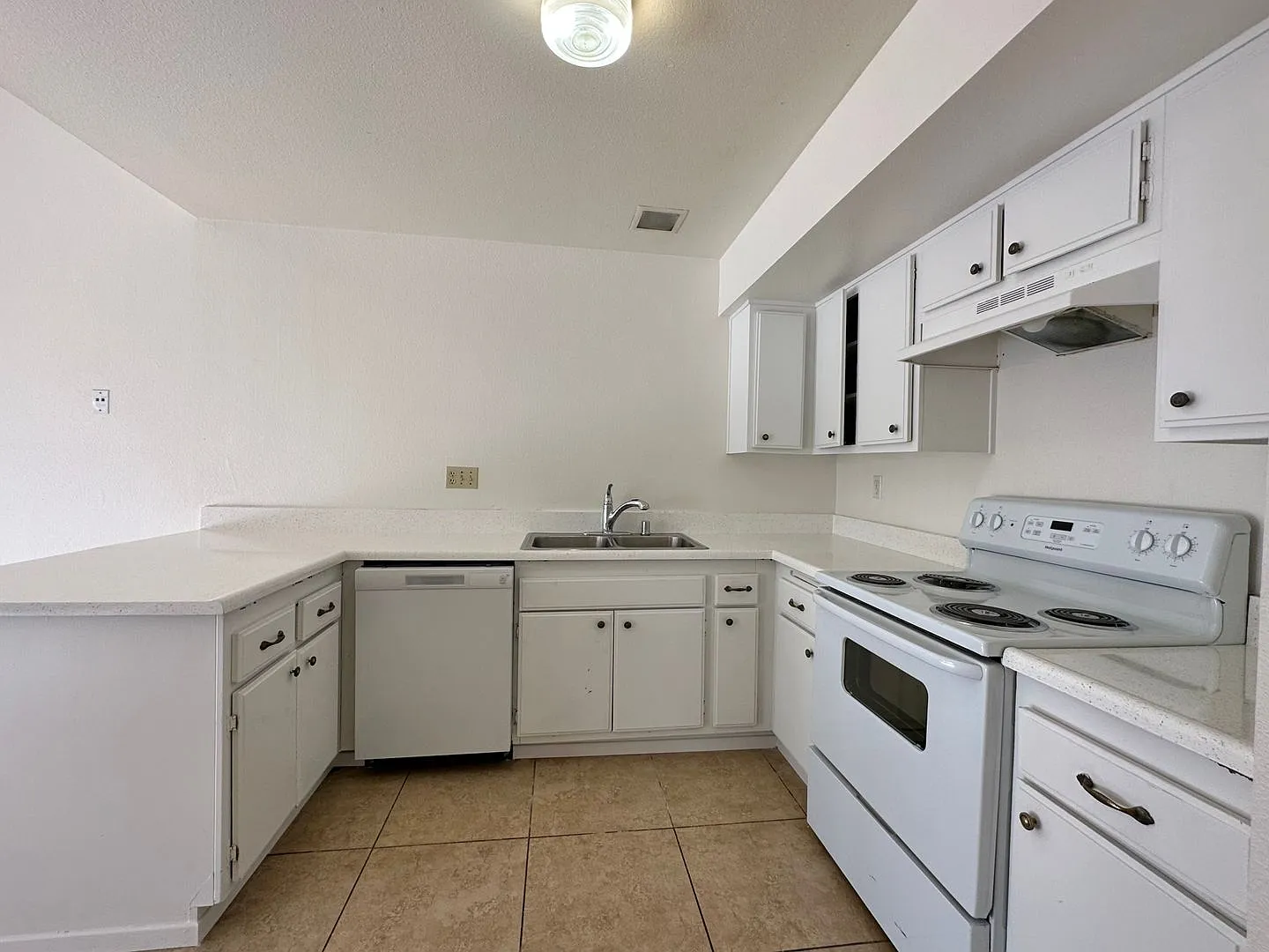 Spacious 3 bedroom plus bonus room in Paradise Hills! — Photo 3