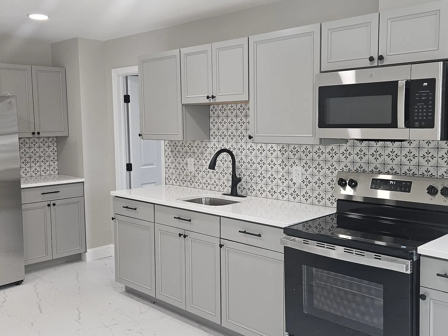 3 bed, 2.0 bath, 2870 sqft, $2,300 — Photo 2