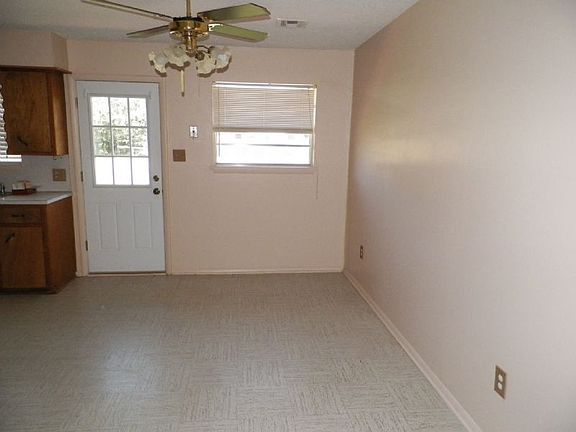 4th image of 128 NE Cimarron Trl