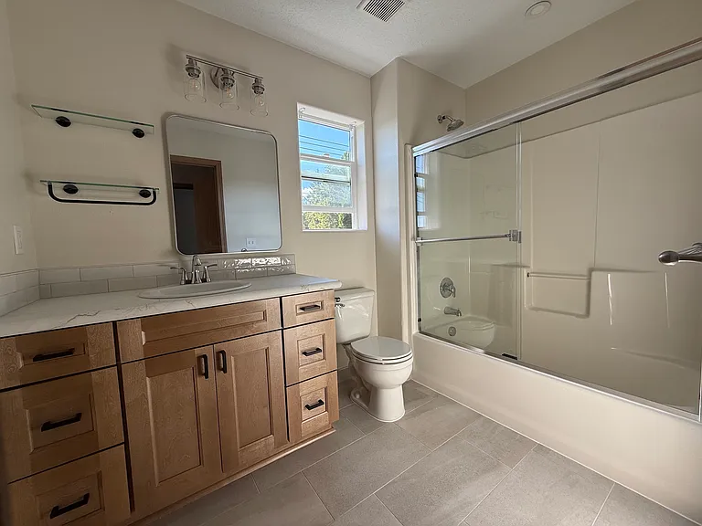 upstairs full bath room