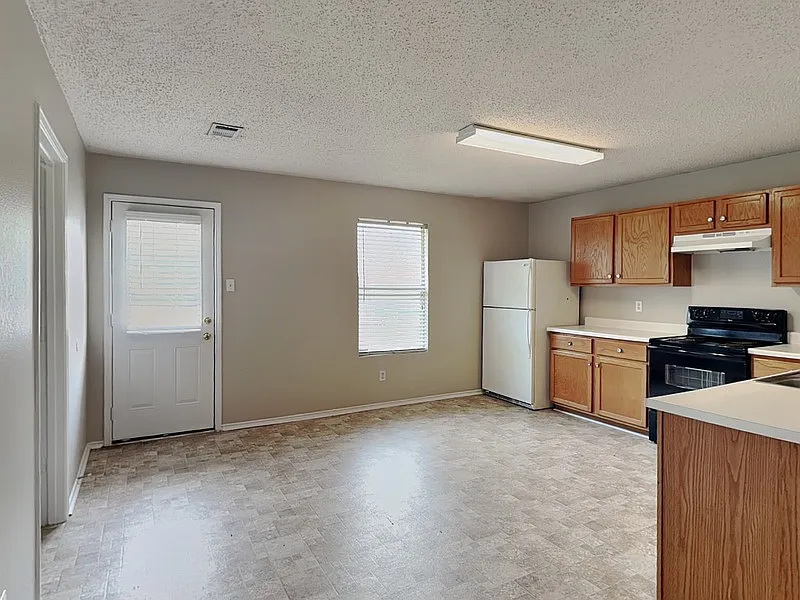 3 bed, 2.0 bath, 1679 sqft, $1,895 — Photo 4