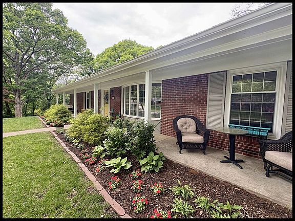 2nd image of 812 Laurel Dr