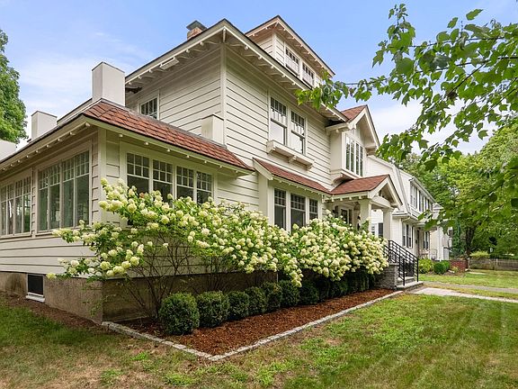 2nd image of 855 Commonwealth Ave