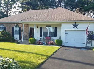 66 Chardonnay Dr, Coram, NY 11727