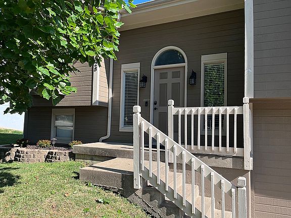 3rd image of 7828 N Strathbury Ave