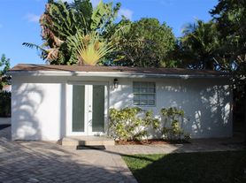 624 NE 205th Ter, Miami, FL