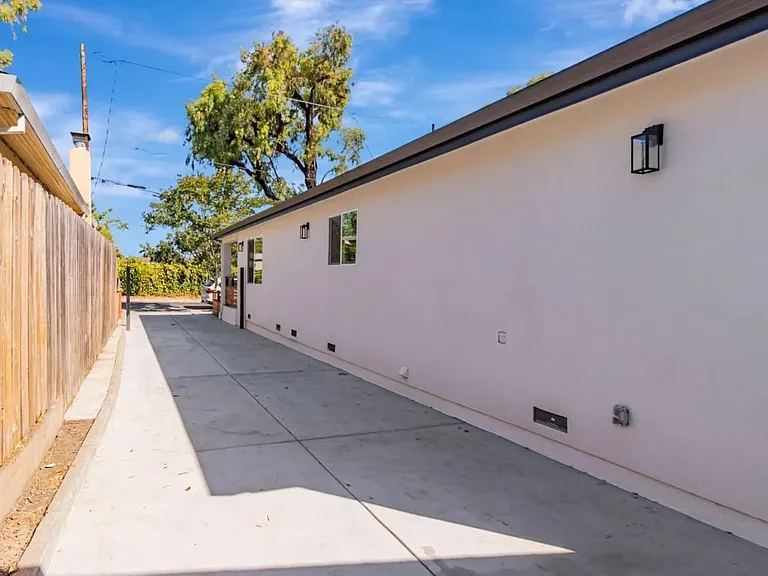 1372 Davis St — Photo 5
