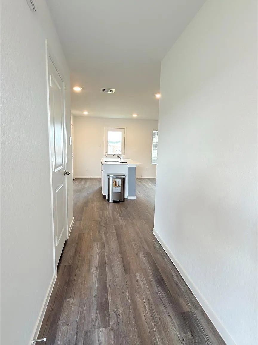 3 bed, 2.5 bath, 1402 sqft, $1,895 — Photo 4