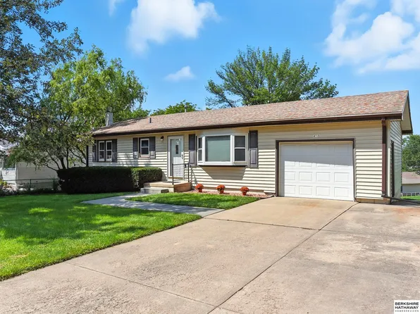410 Highland Dr, Gretna, NE 68028