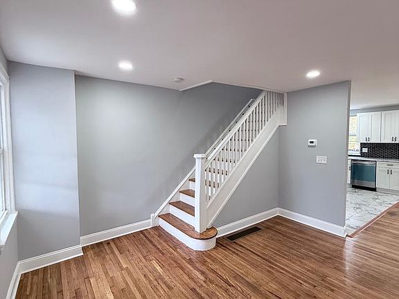3rd image of 1124 E Stafford St