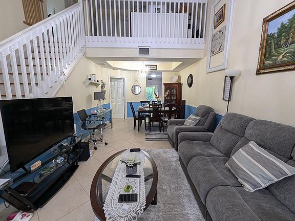 4th image of 328 SE 23rd Avenue
