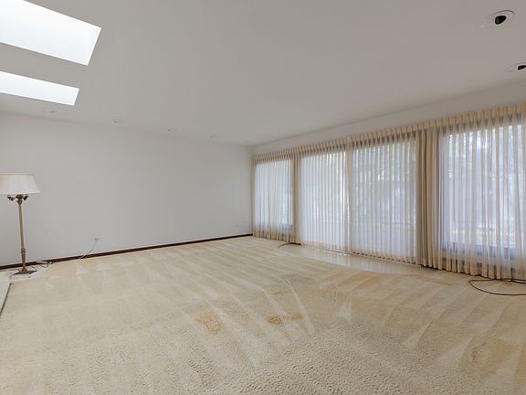 5th image of 302 N Lincoln Ln