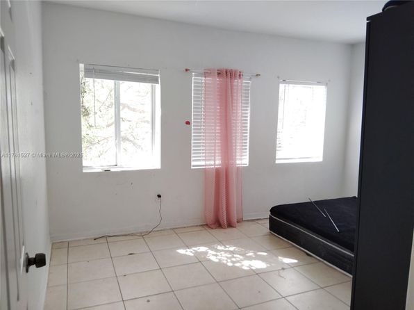 1021 NW 3rd St APT 305, Miami, FL 33128