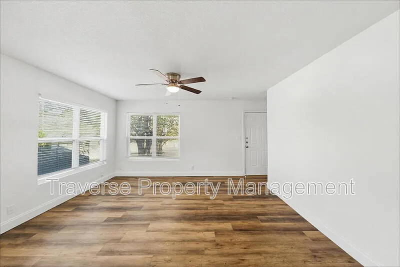 3 bed, 2.0 bath, 1100 sqft, $2,095 — Photo 3