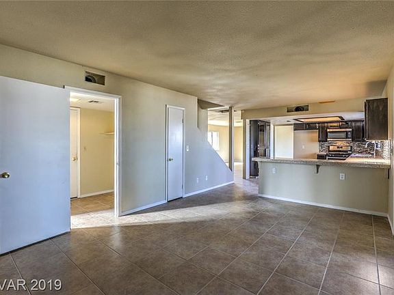 2nd image of 533 Oakwood Ct