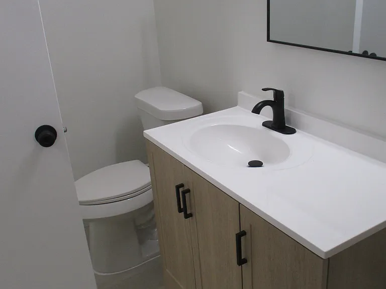 442 W Stocker St #442B — Photo 2