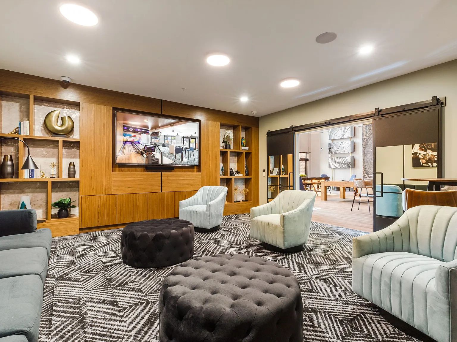 1 bed, 734 sqft, $2,565 — Photo 2
