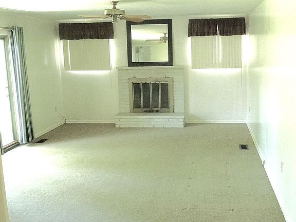 3rd image of 4504 Camellia Ln